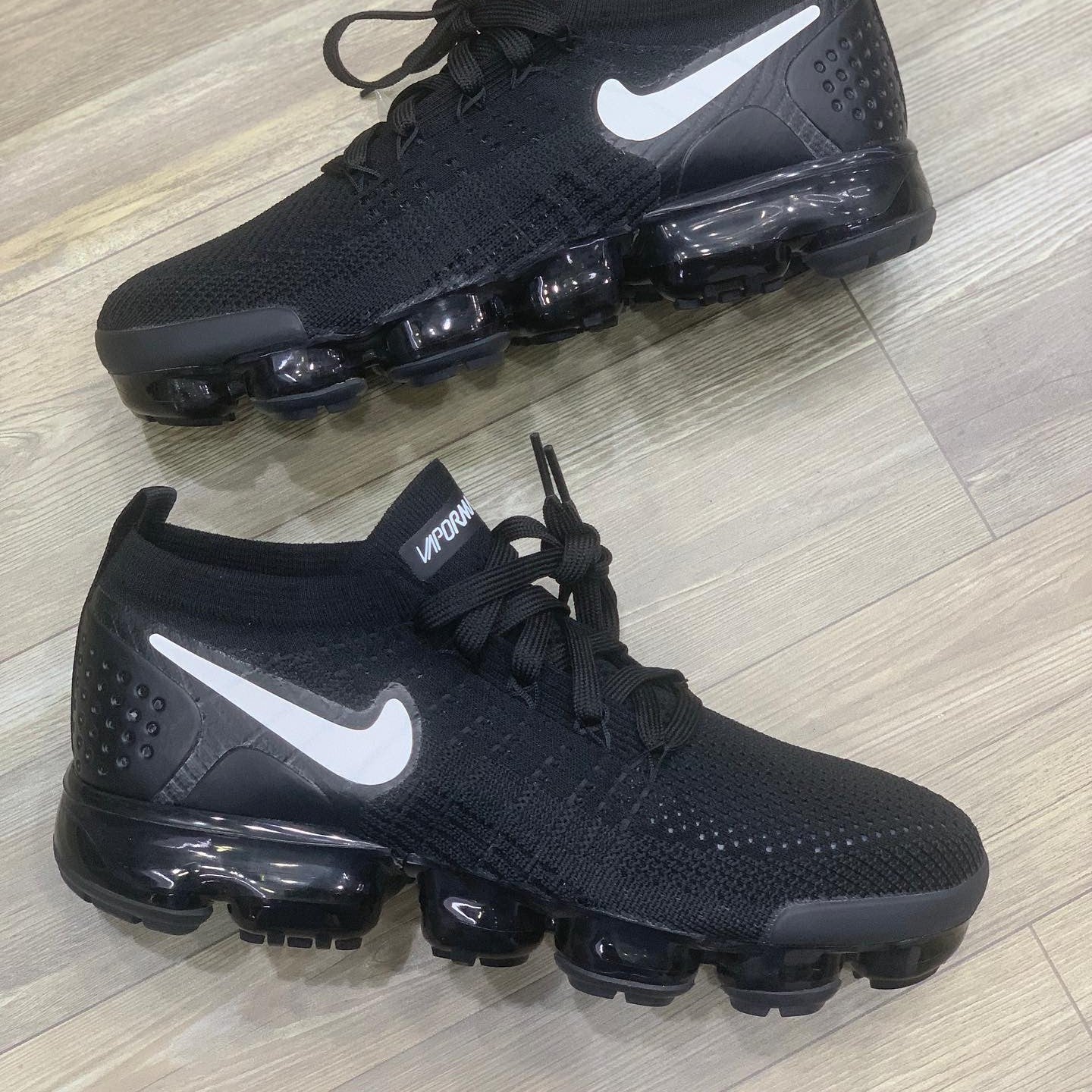 VaporMax Flyknit 2 Black White Sample