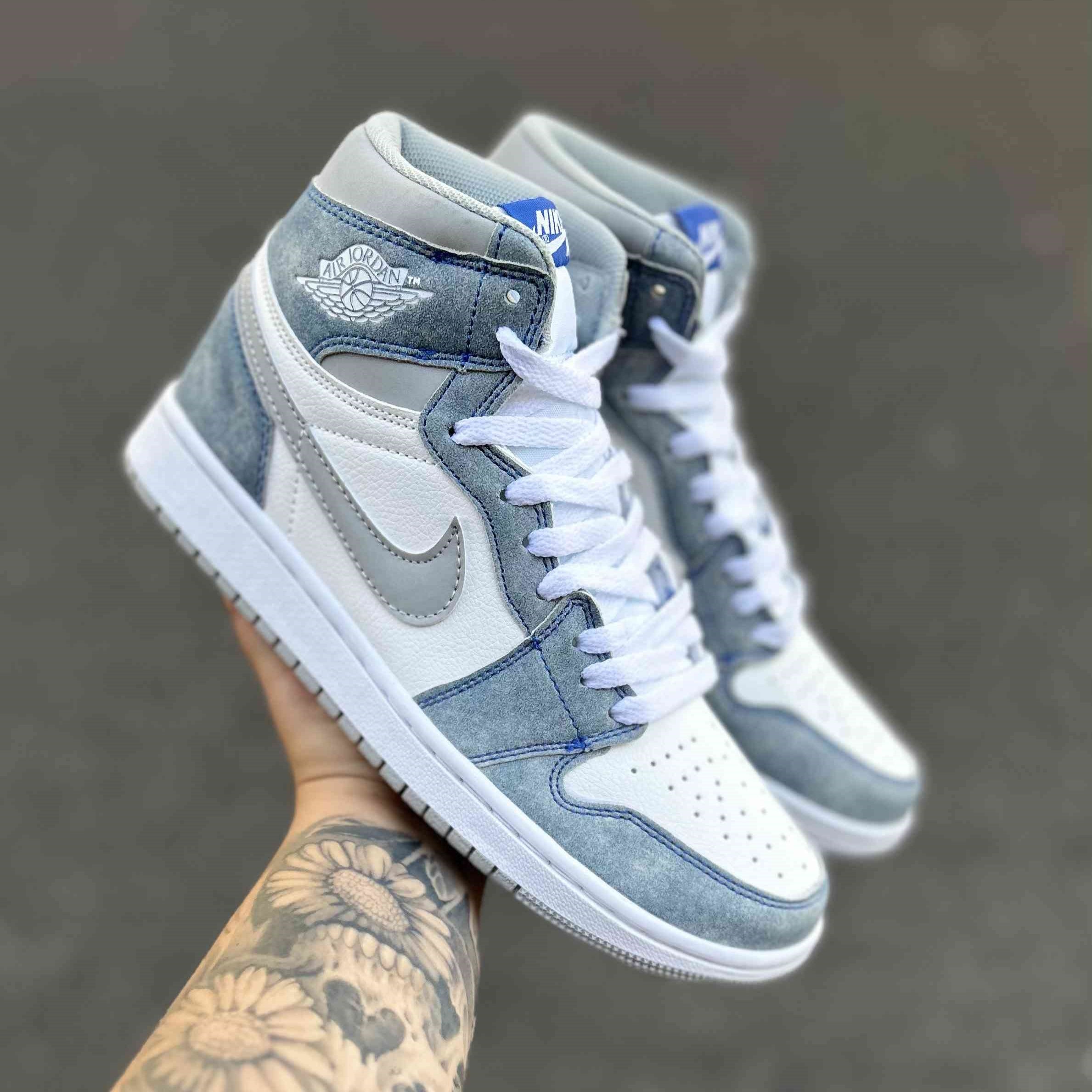 Air Jordan 1 High Hyper Royal