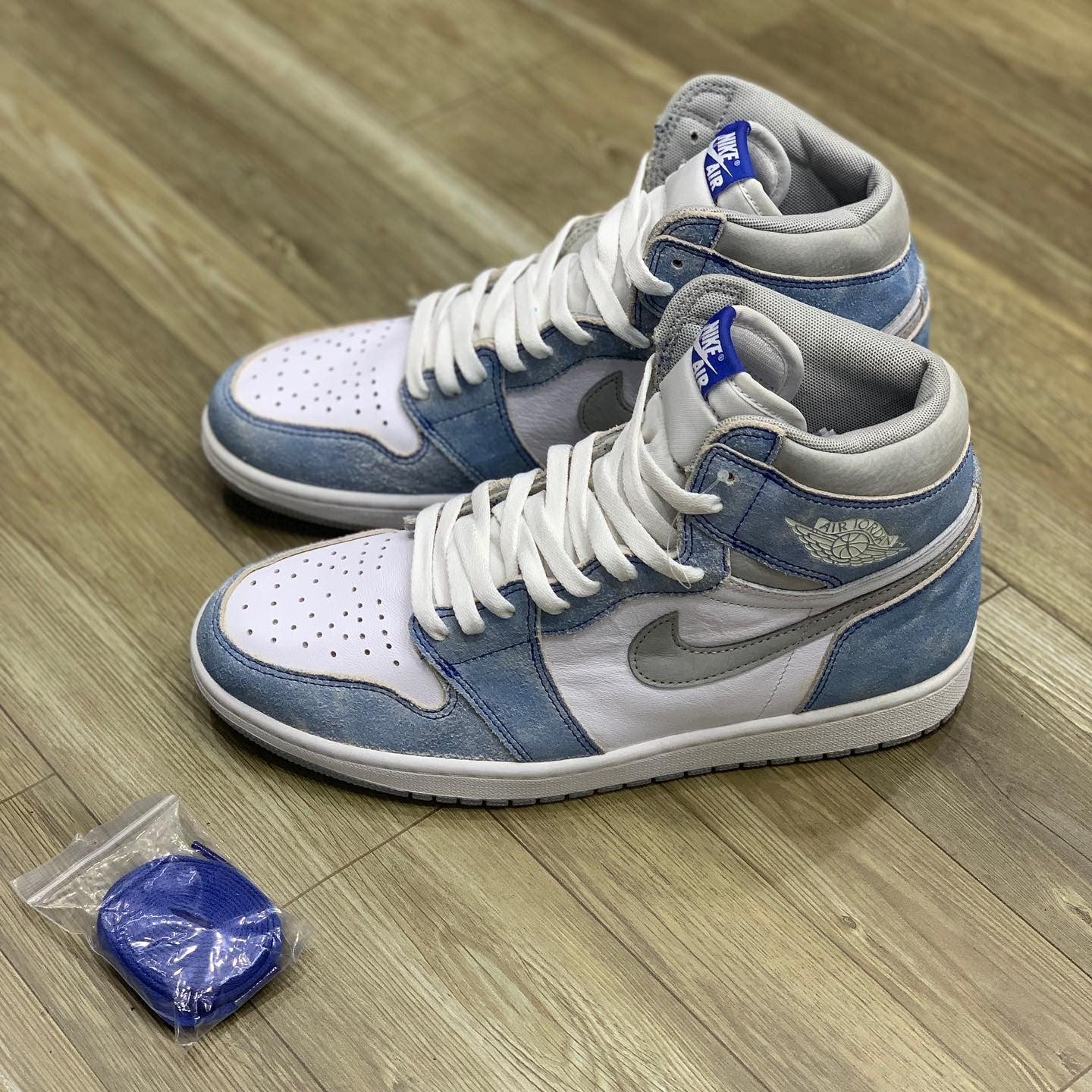 Air Jordan 1 High Hyper Royal
