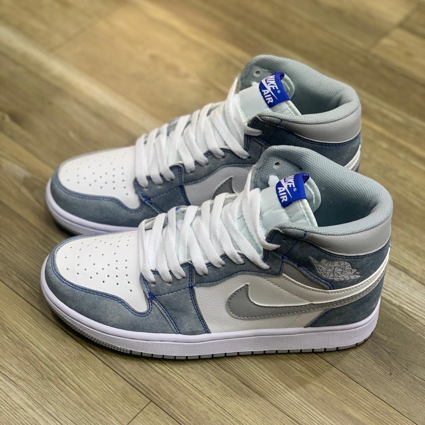 Air Jordan 1 High Hyper Royal