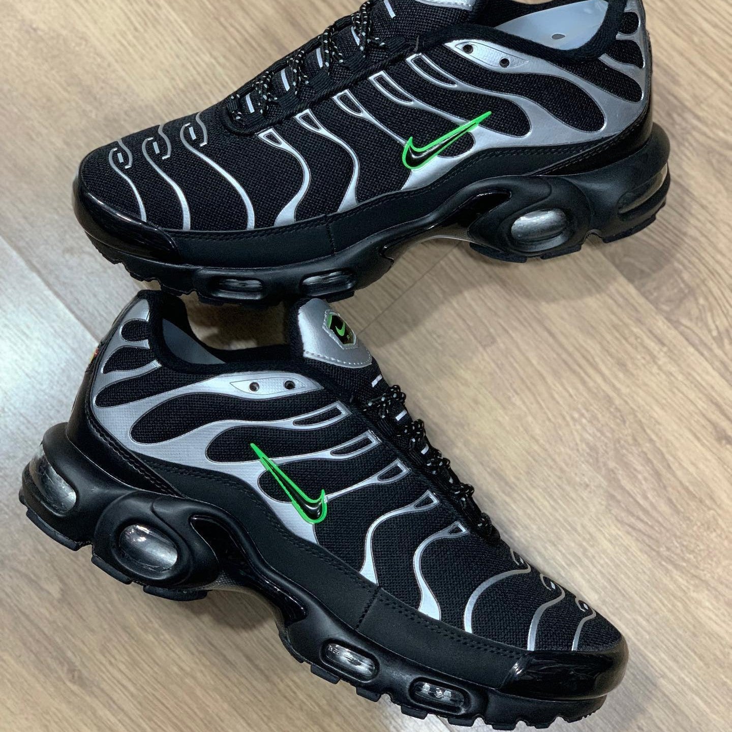 Air Max Plus Black Green Strike Metallic Silver
