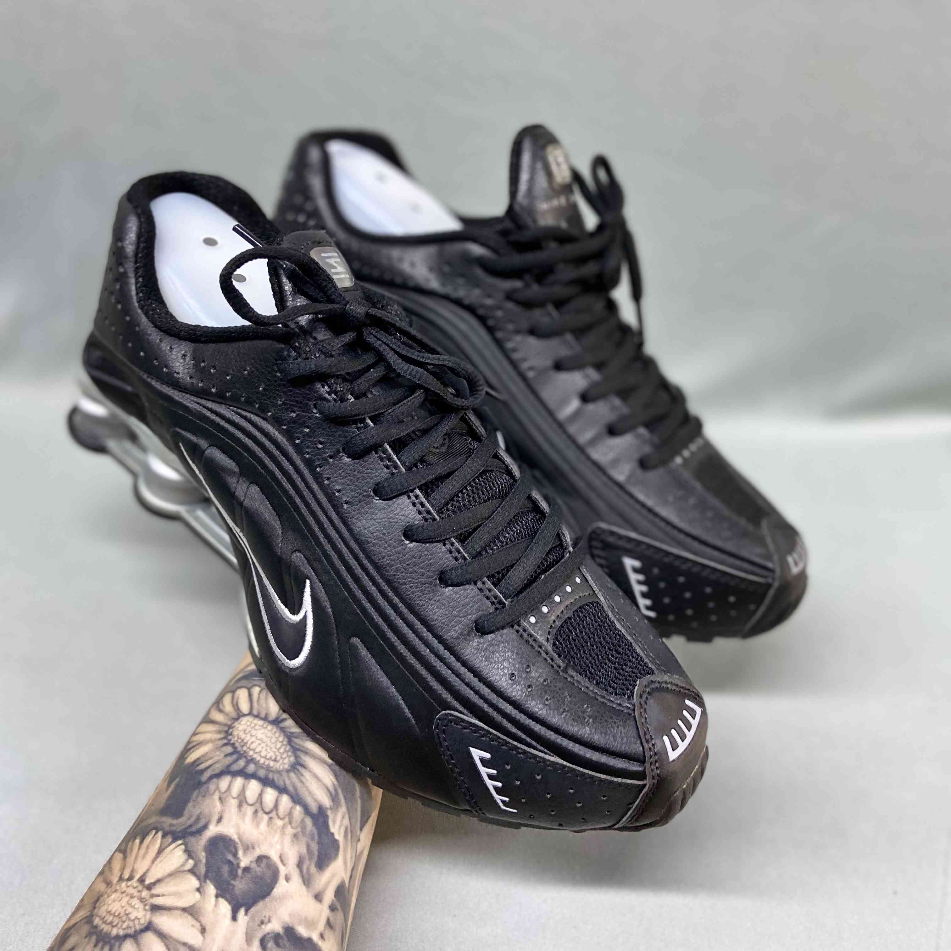 Shox R4 Metallic Black