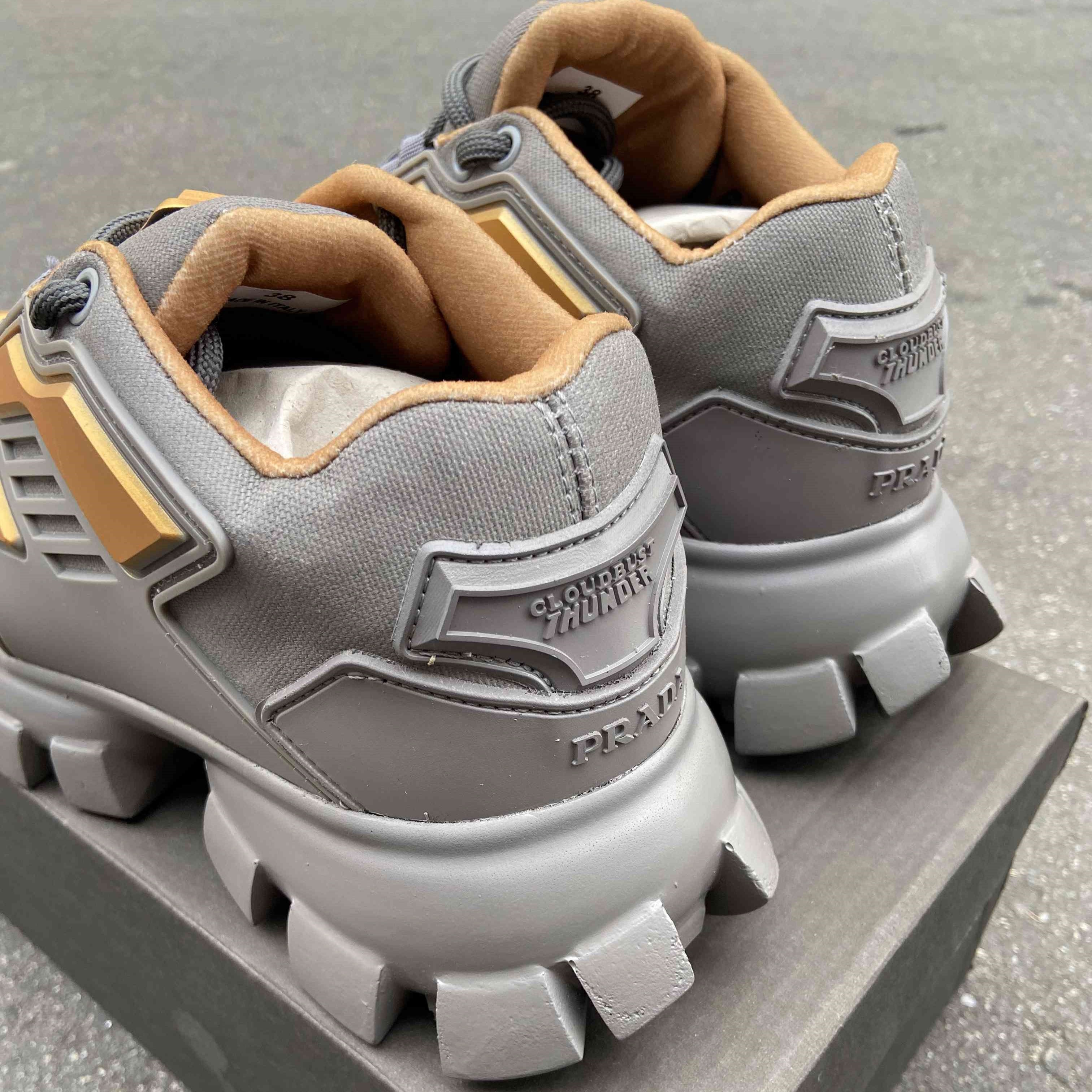 Cloudbust Thunder Grey Gold