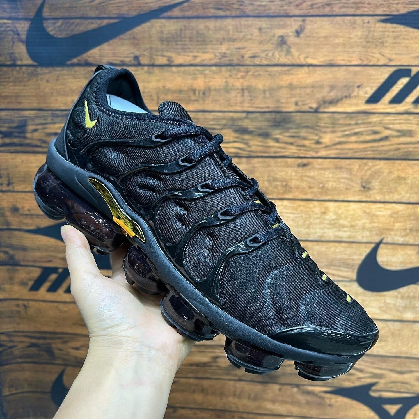 VaporMax Plus Black Anthracite Gold