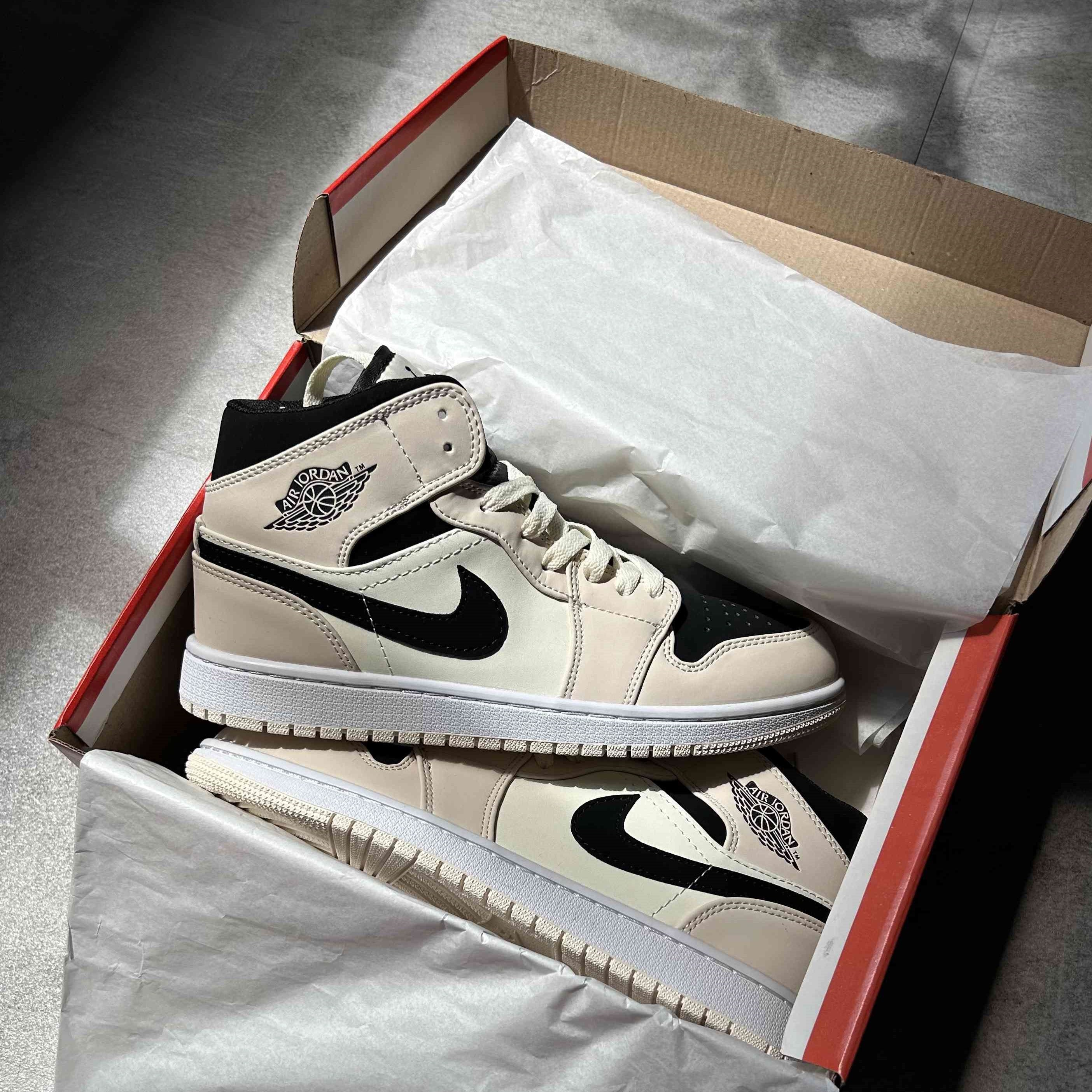 Air Jordan 1 Mid Barely Orange