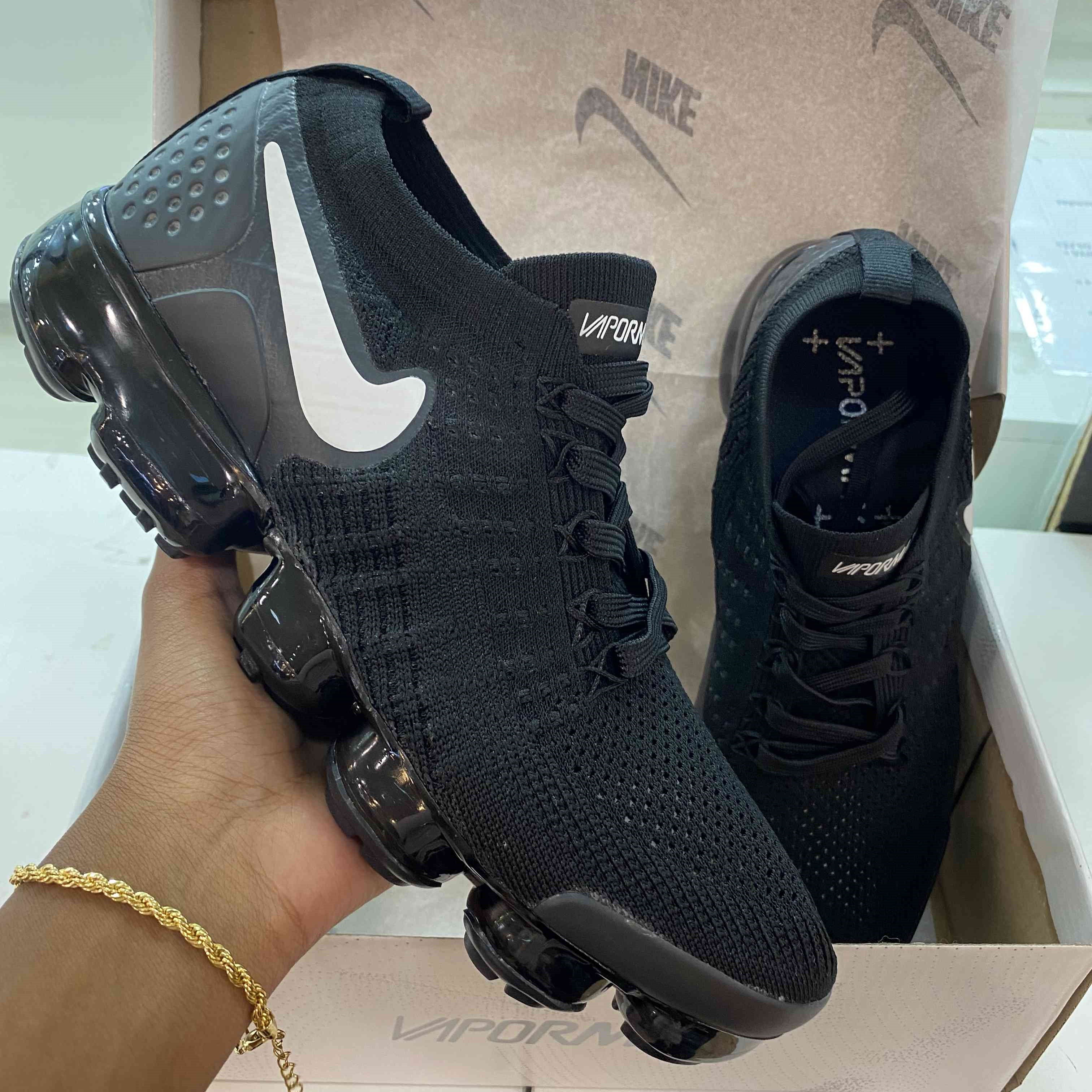 VaporMax Flyknit 2 Black White Sample