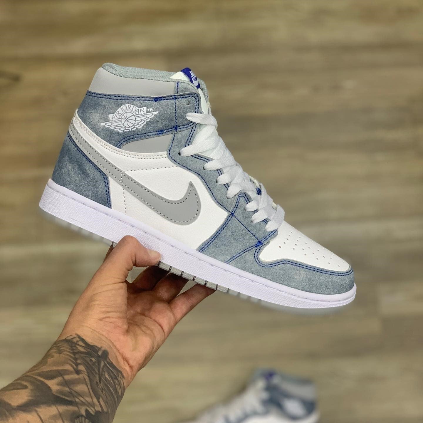 Air Jordan 1 High Hyper Royal