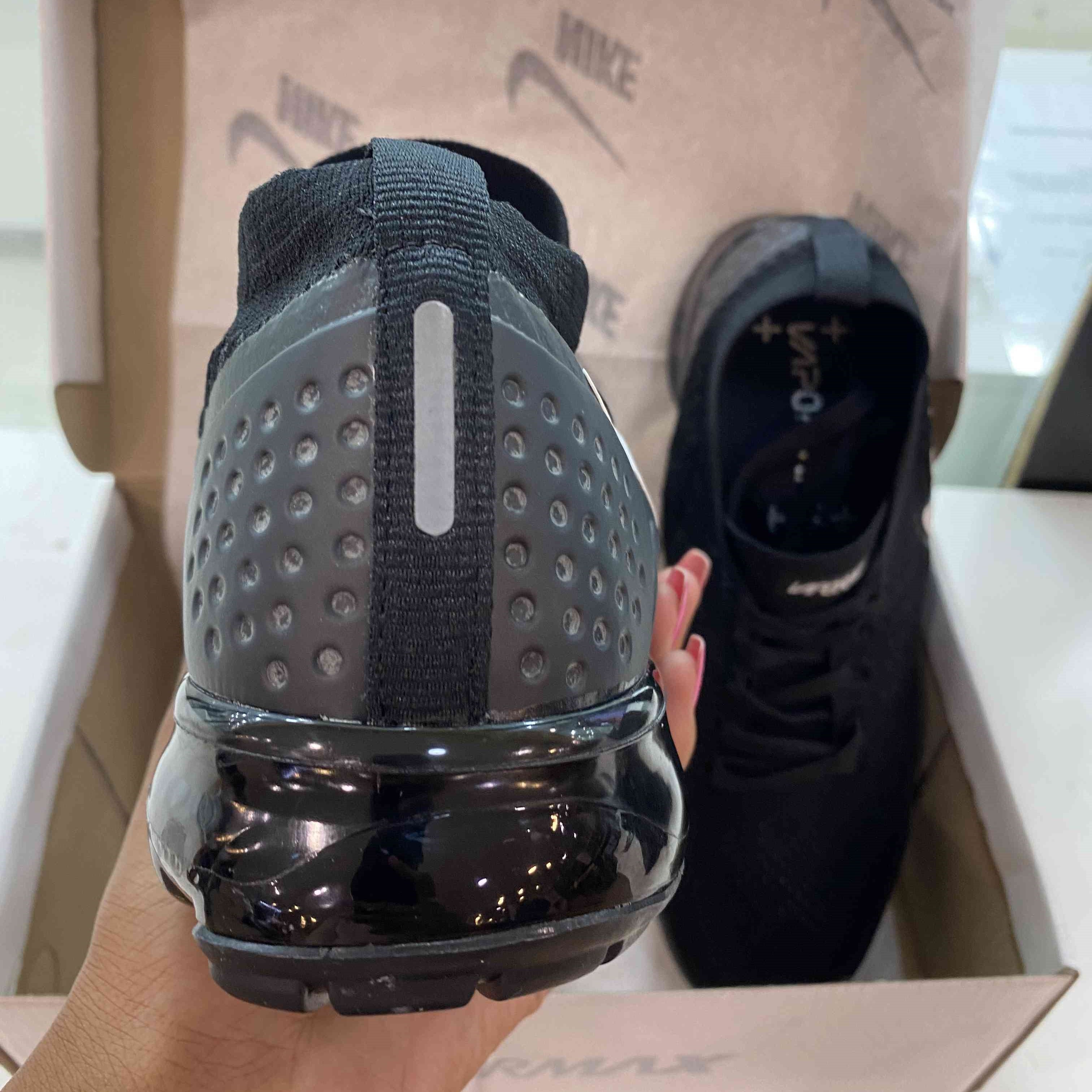 VaporMax Flyknit 2 Black White Sample