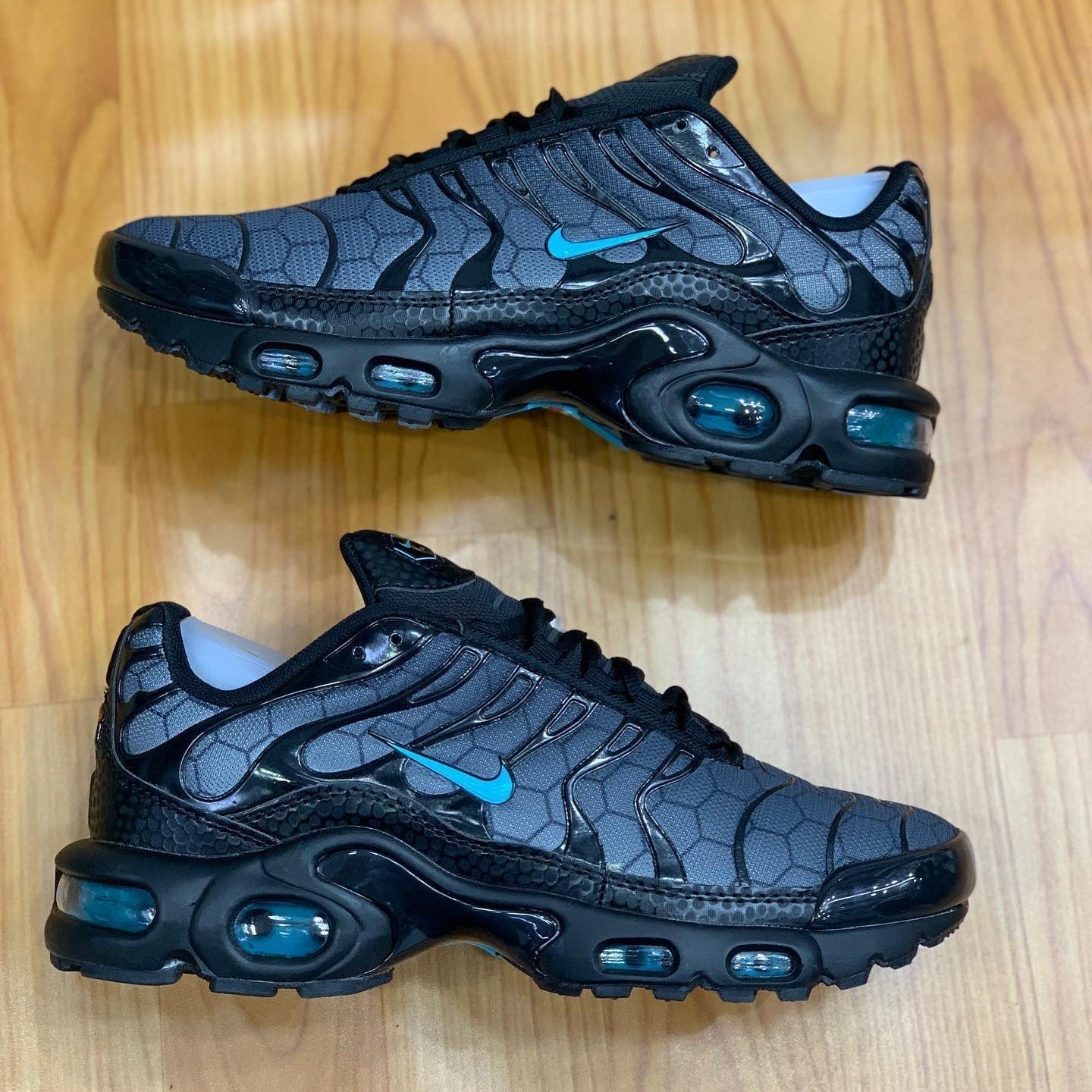 Air Max Plus Hex Black Laser Blue