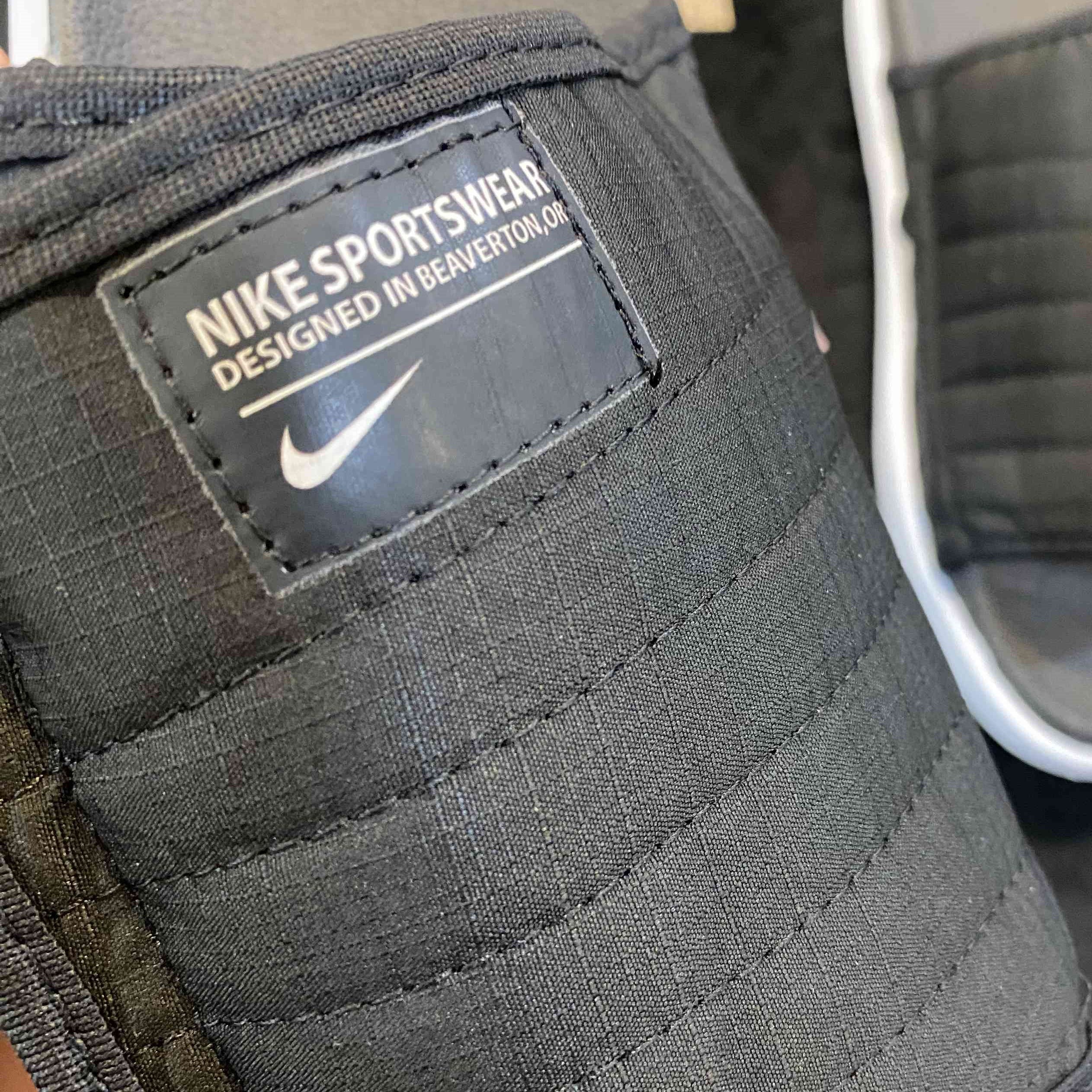 Asuna 2 Slide Black White