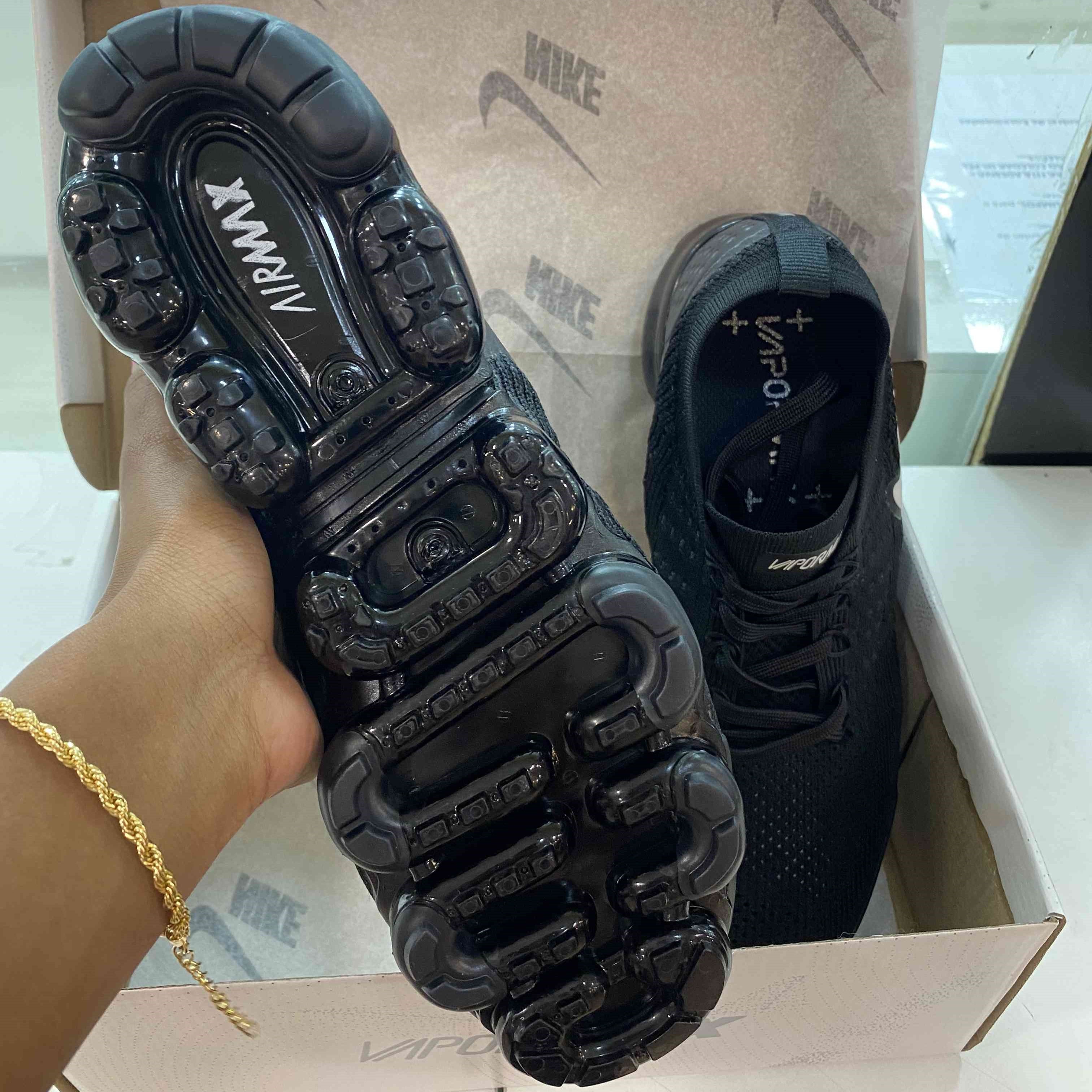 VaporMax Flyknit 2 Black White Sample