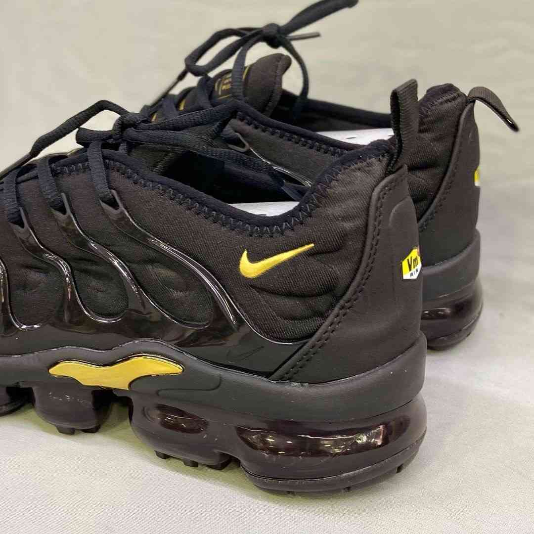 VaporMax Plus Black Anthracite Gold