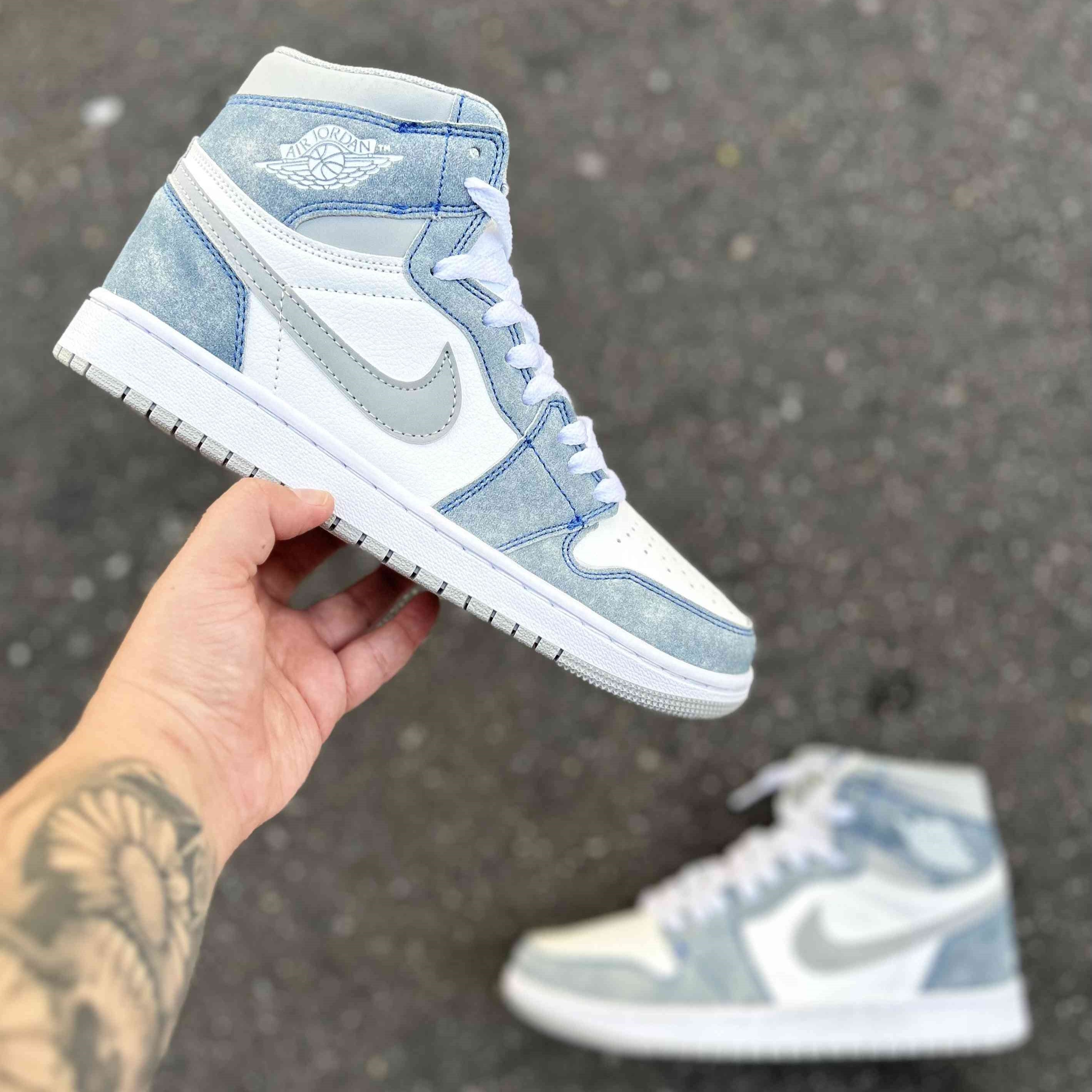 Air Jordan 1 High Hyper Royal