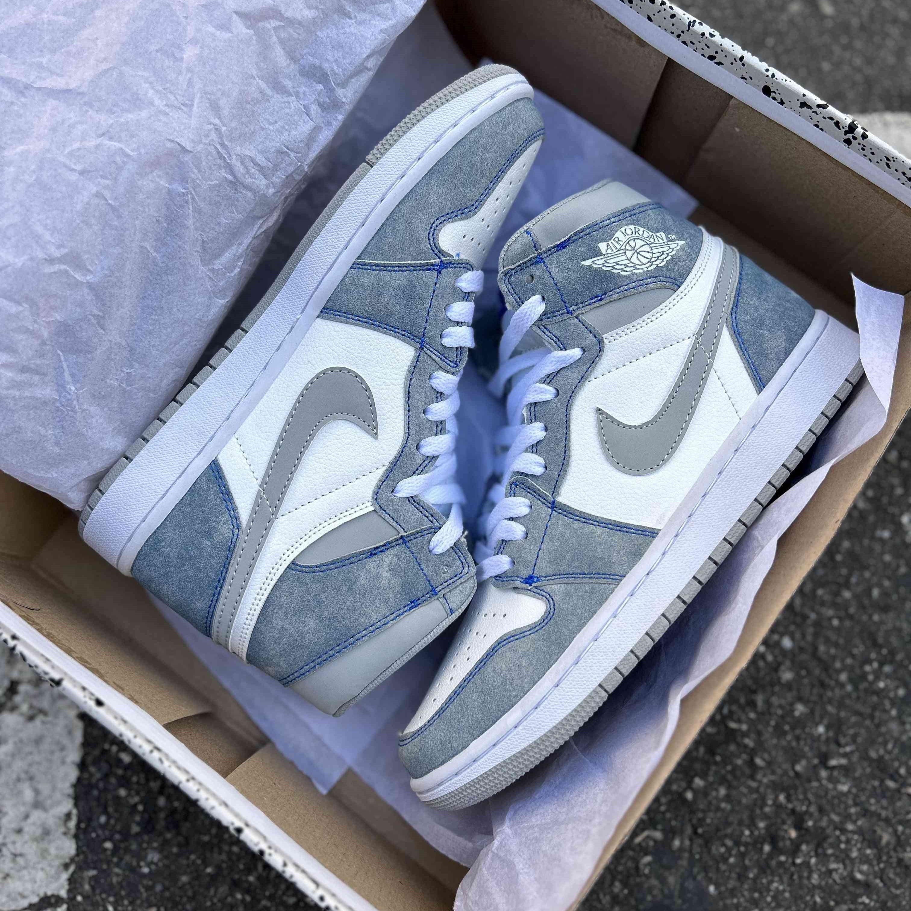 Air Jordan 1 High Hyper Royal