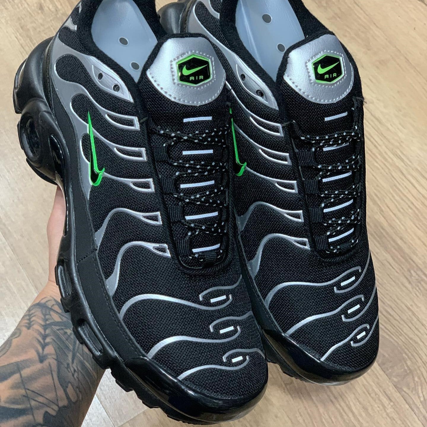 Air Max Plus Black Green Strike Metallic Silver