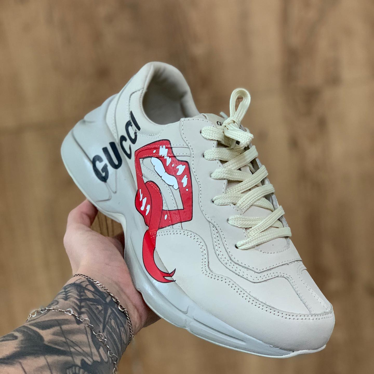 Rhyton With Mouth Print