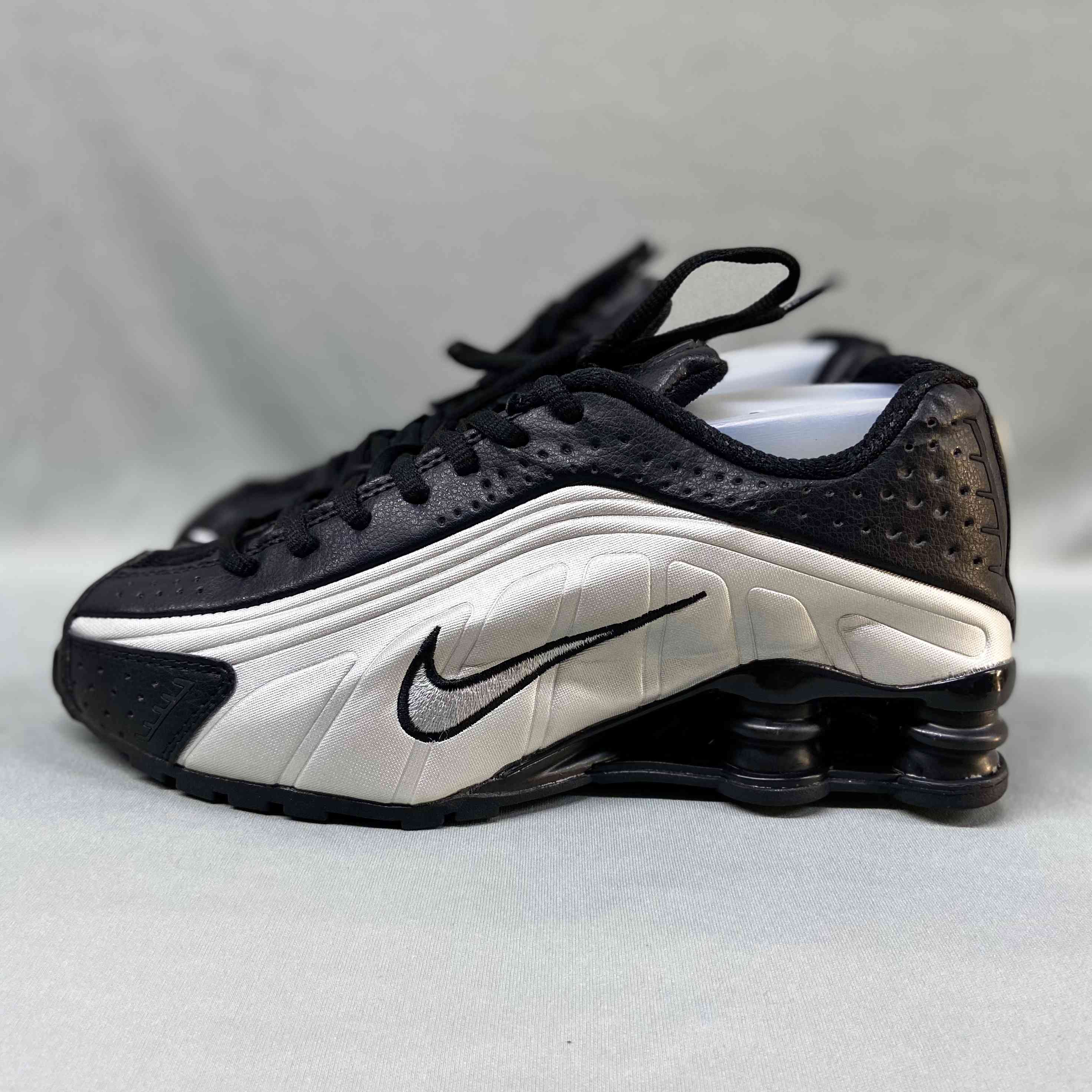 Shox R4 Black Silver