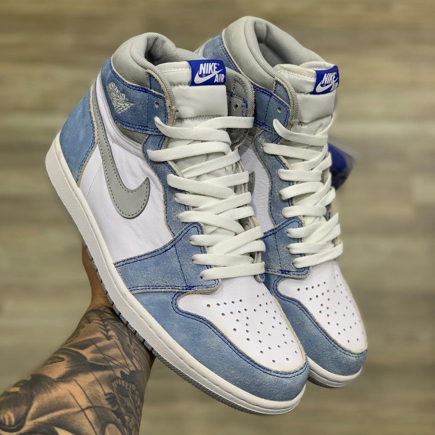 Air Jordan 1 High Hyper Royal