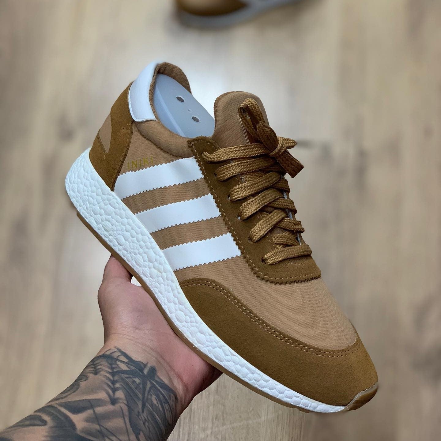 Iniki Runner Brown