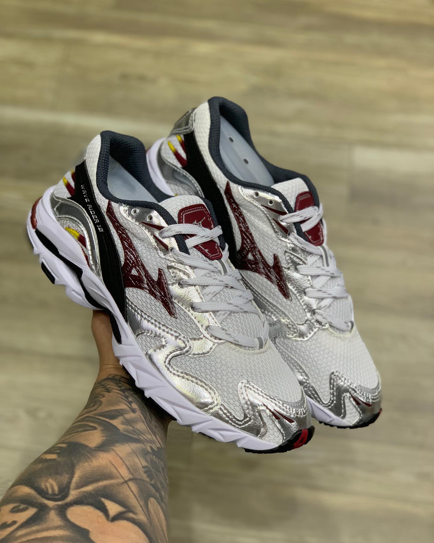 Wave Rider 10 White Silver