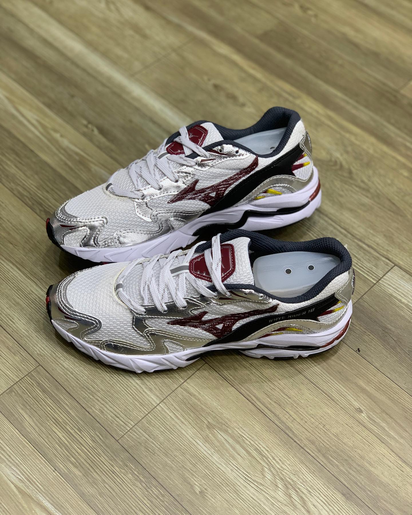 Wave Rider 10 White Silver