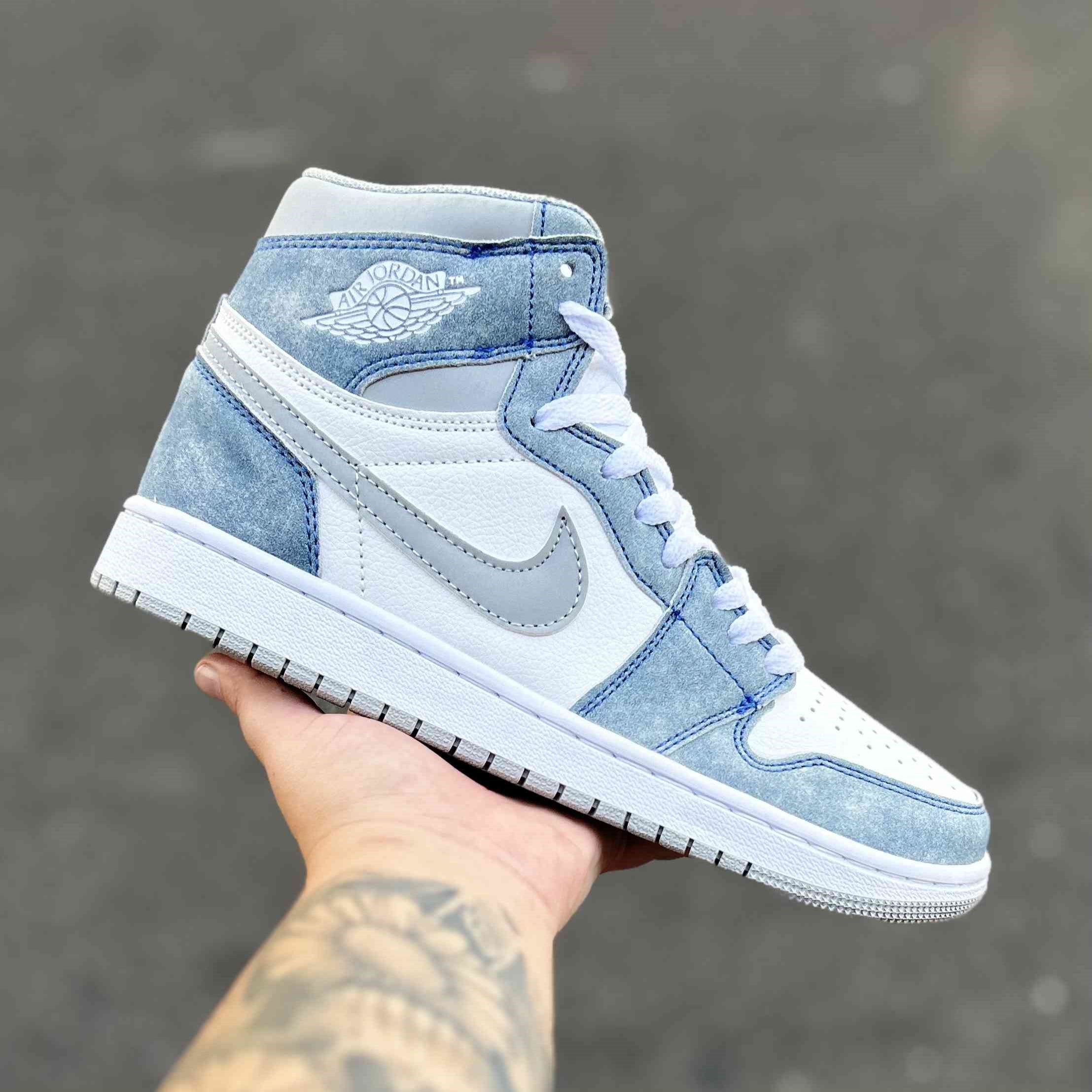 Air Jordan 1 High Hyper Royal