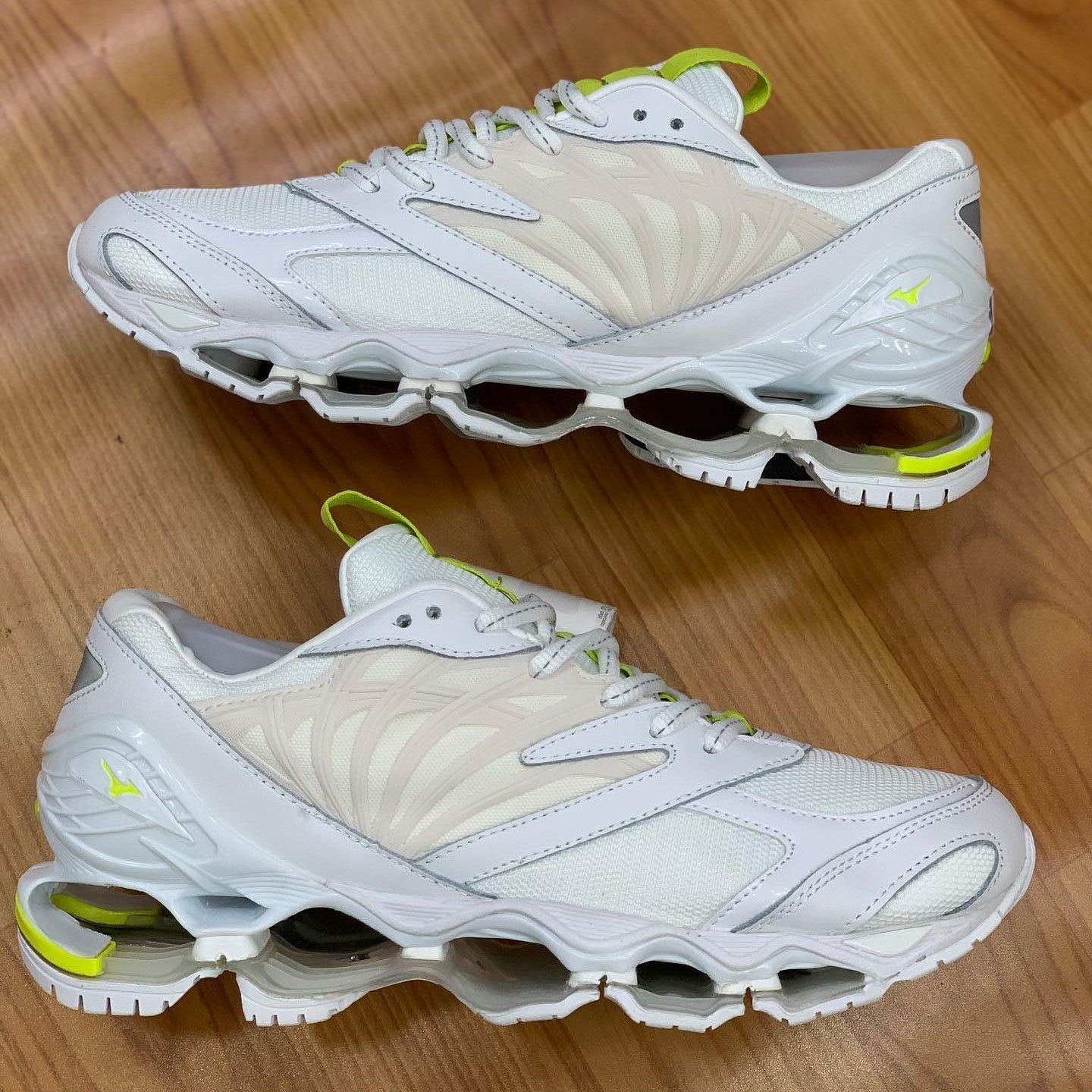 Mizuno Futur White Safety Yellow