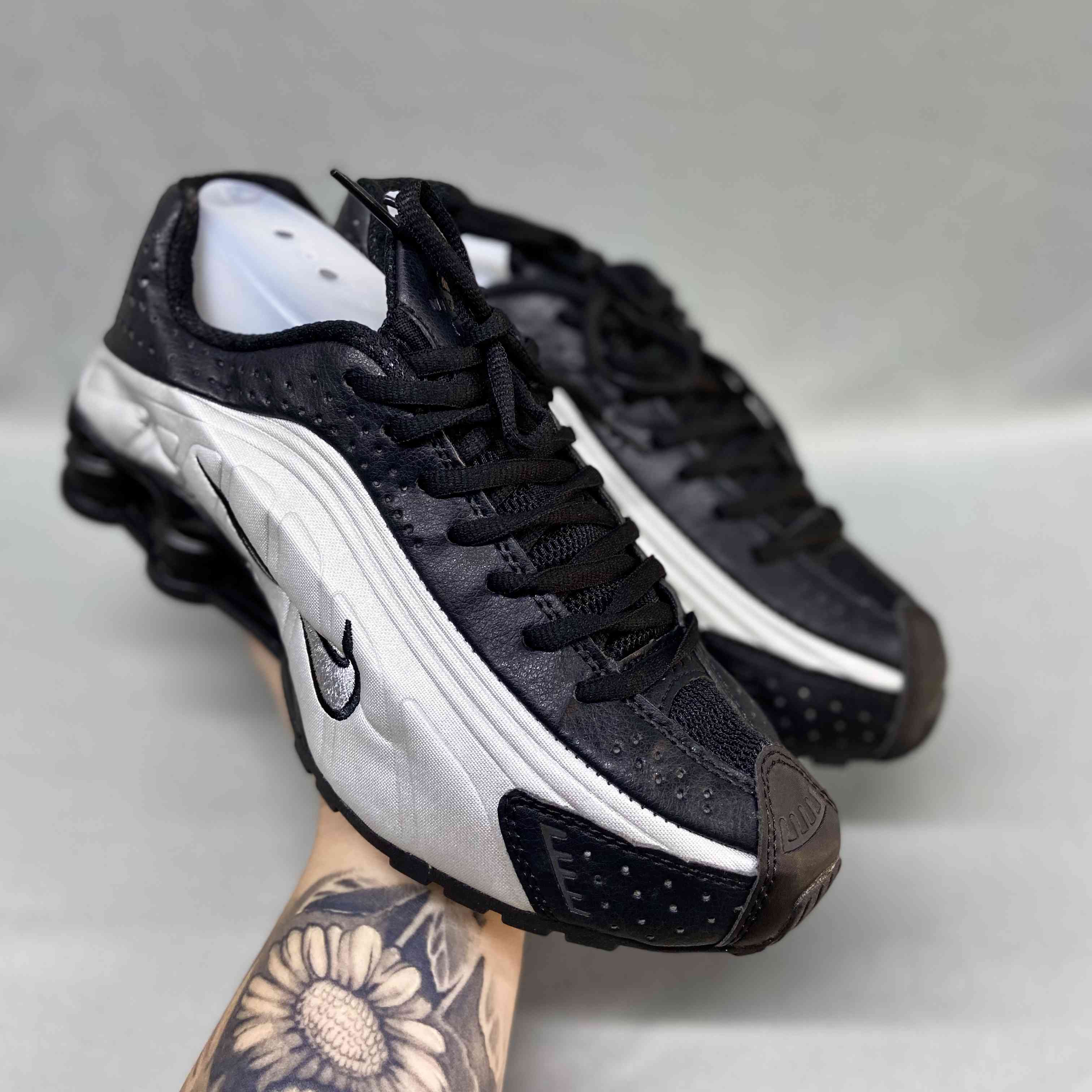 Shox R4 Black Silver