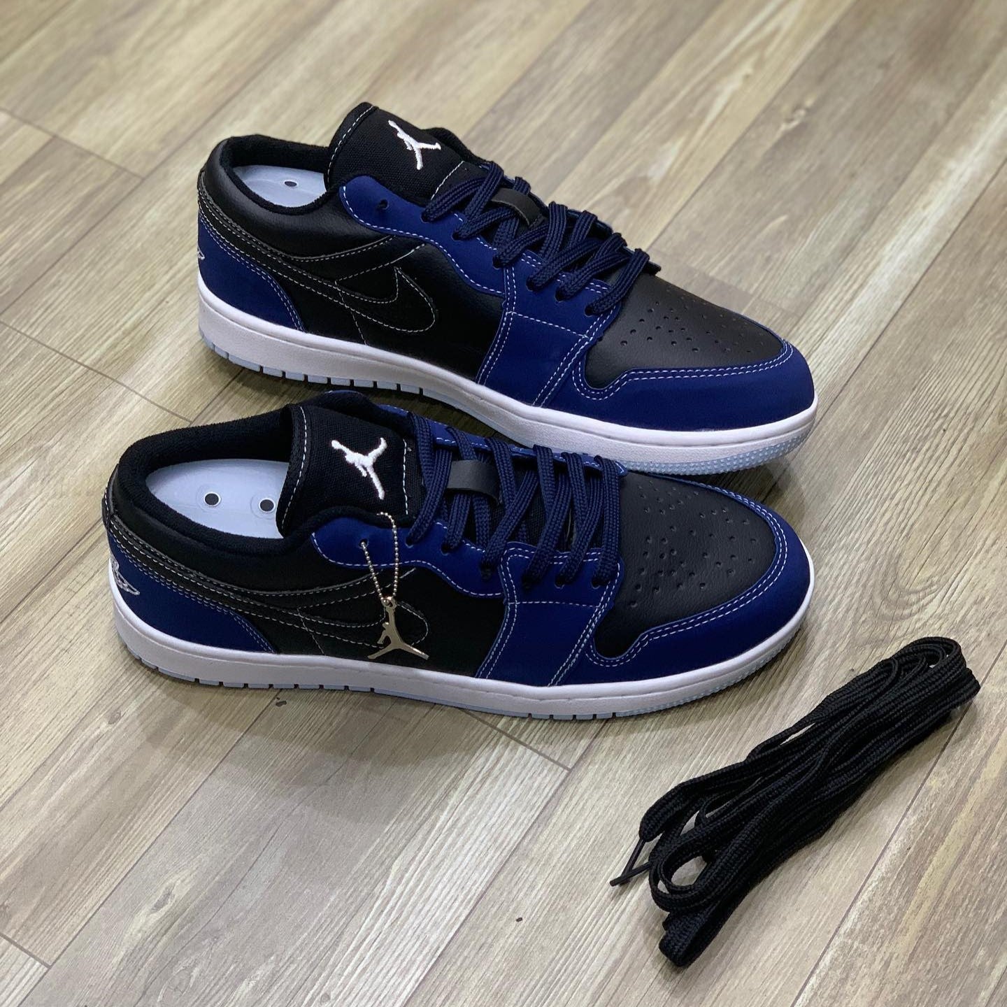 Air Jordan 1 Low SE Black Dark Obsidian *