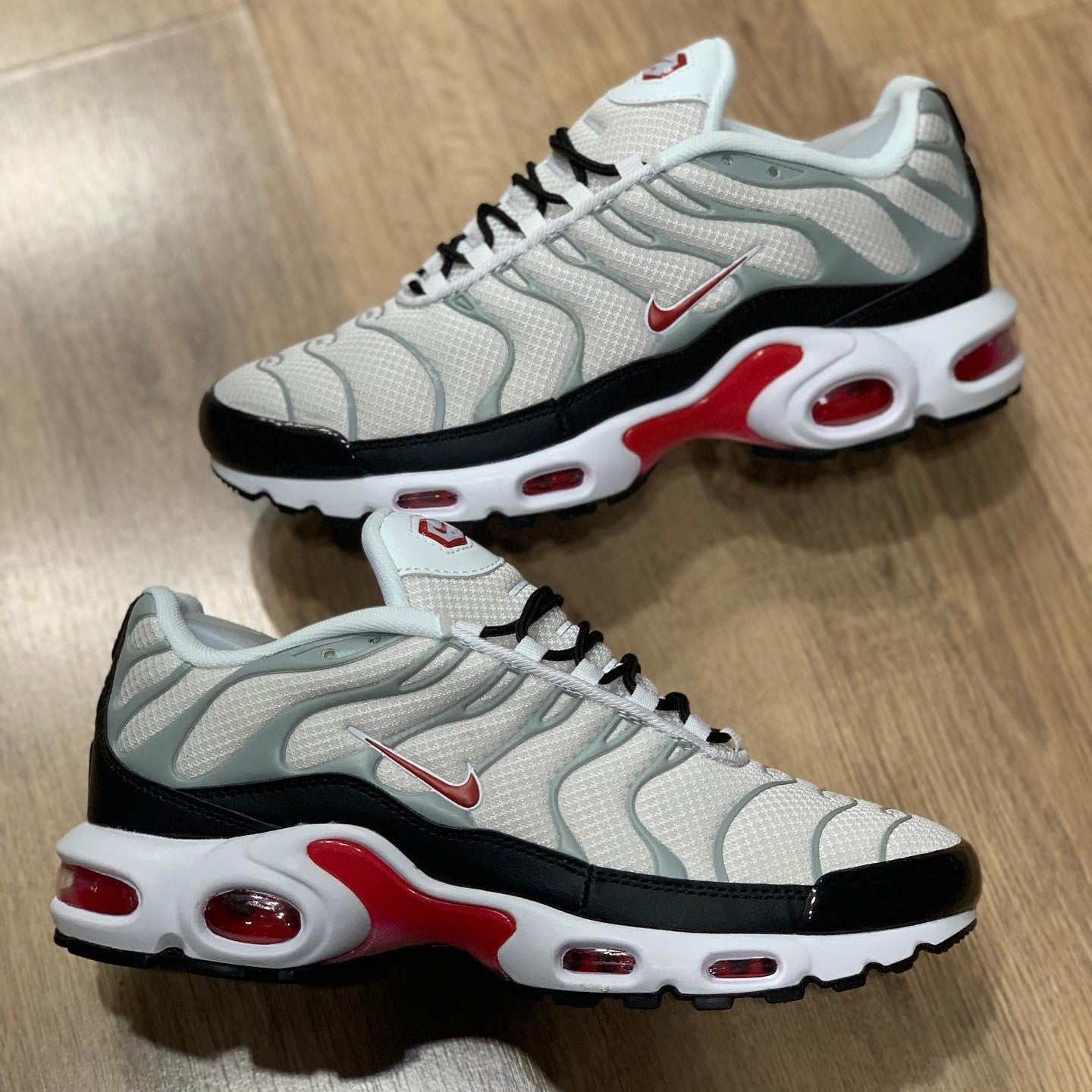 Air Max Plus TN GS Photon Dust Red