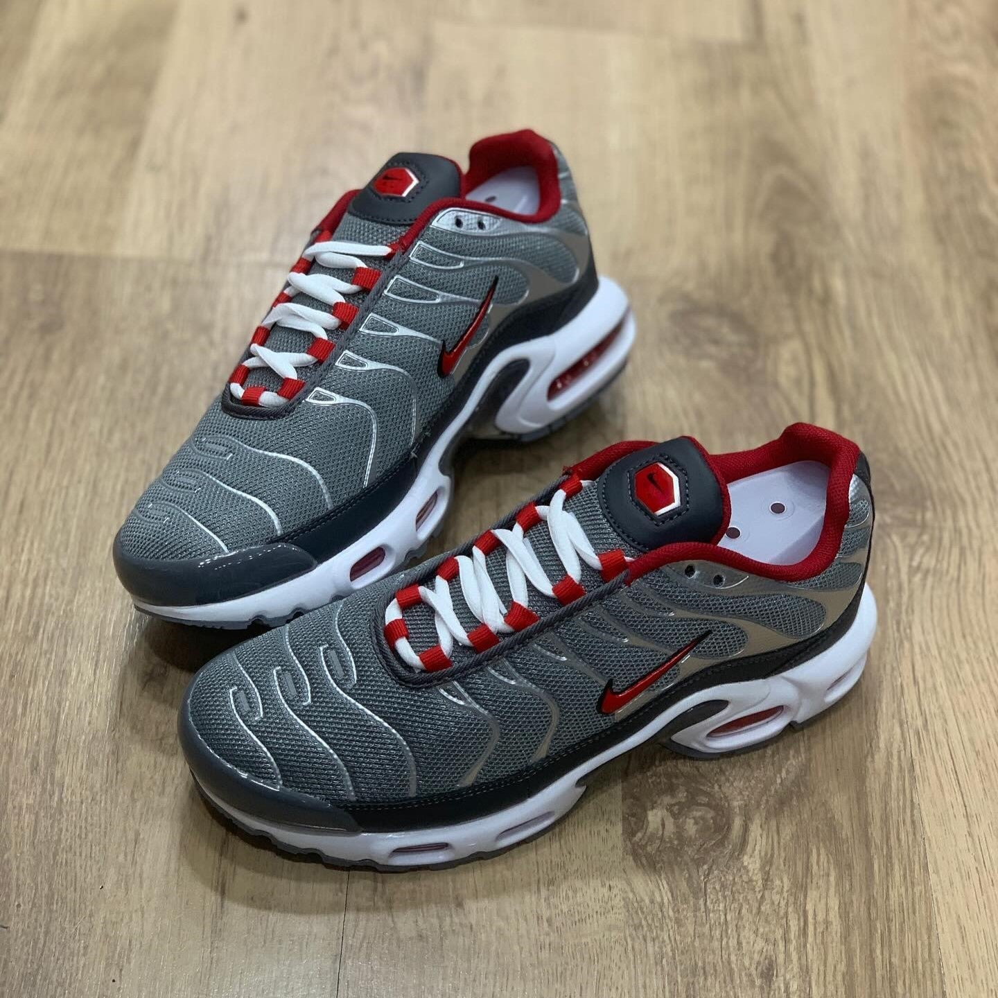 Air Max Plus TN Particle Grey University Red