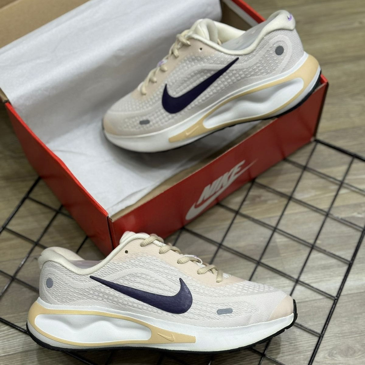 Journey Run Pale Ivory Black