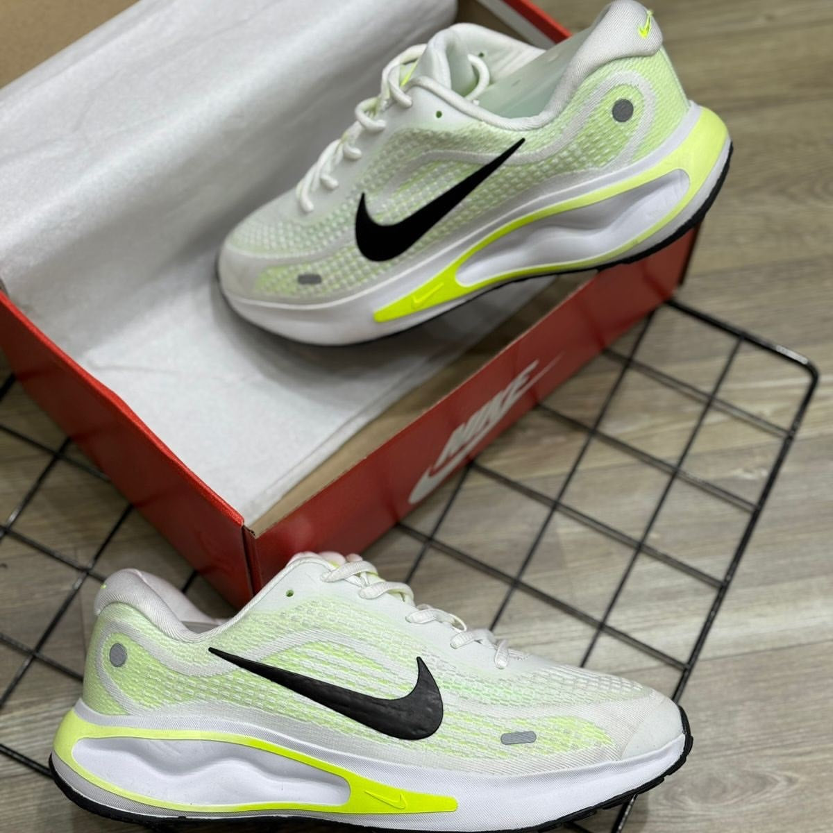 Journey Run White Barely Volt