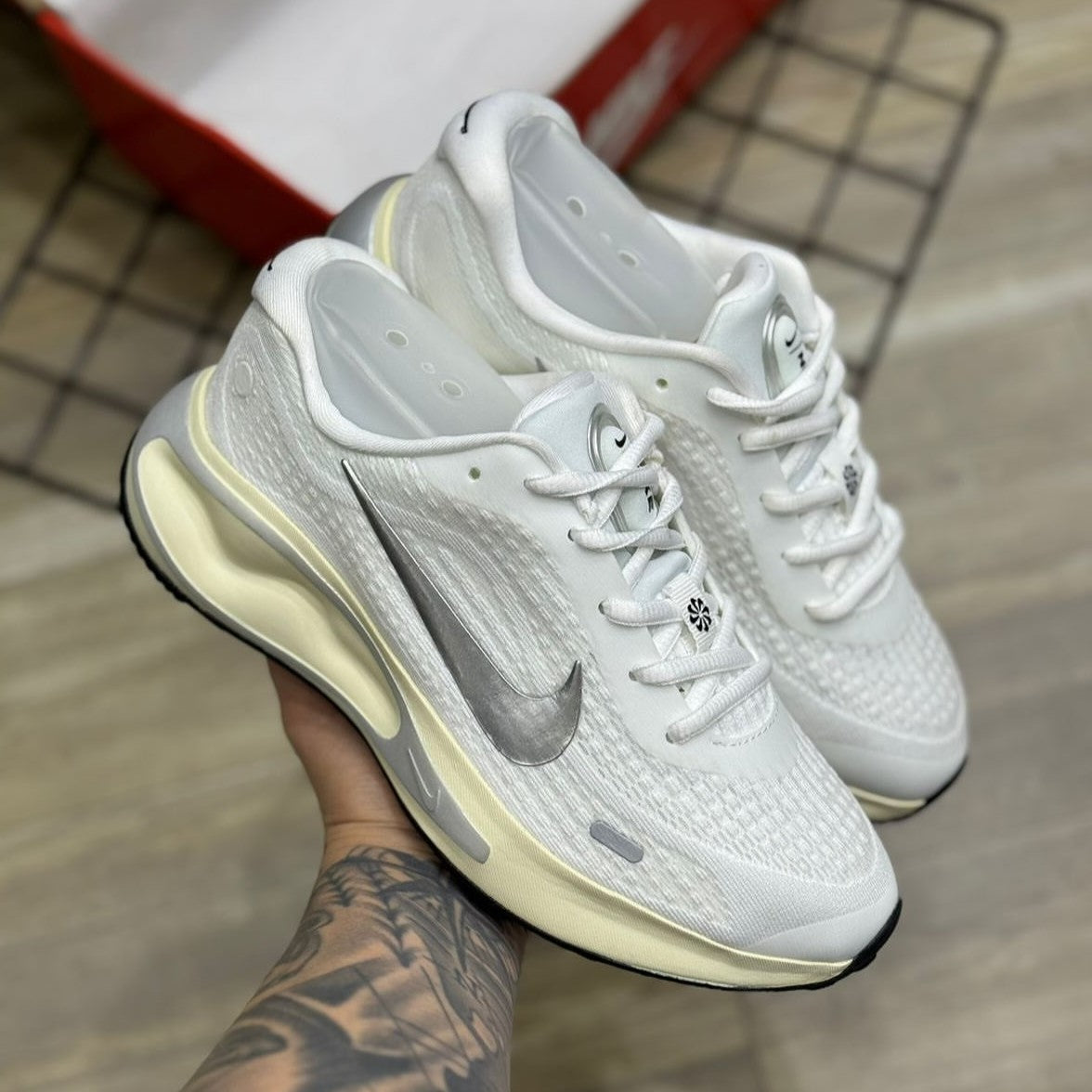 Journey Run White Metallic Silver