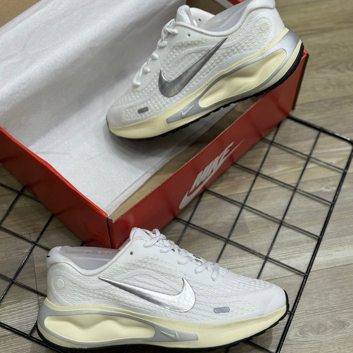 Journey Run White Metallic Silver