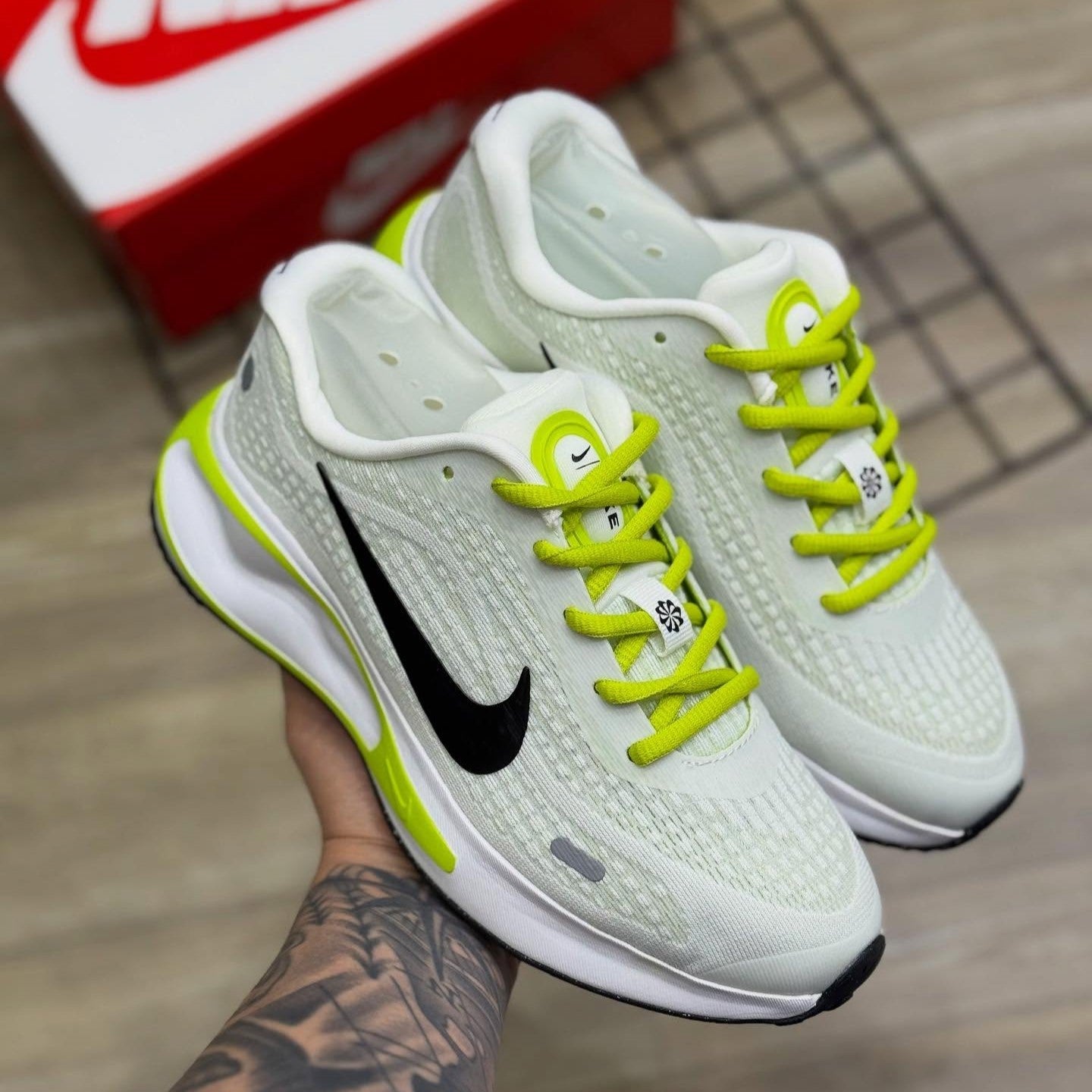 Journey Run White Green Line