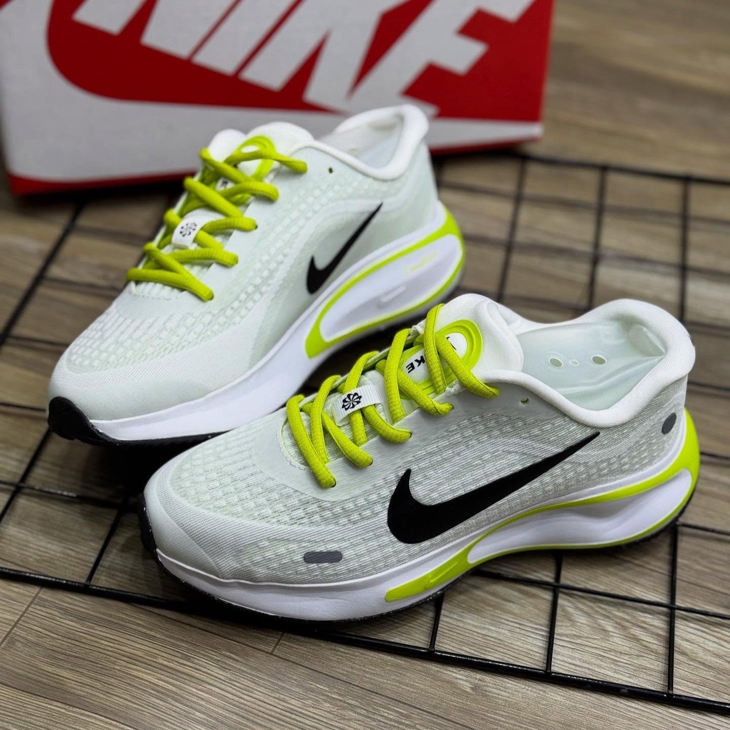 Journey Run White Green Line